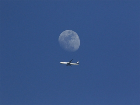 月と飛行機_R.jpg